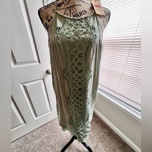 Entro NWT pretty summer dress. Fully lined with spaghetti straps. Very pretty